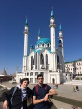 участники на фоне Казанского кремля